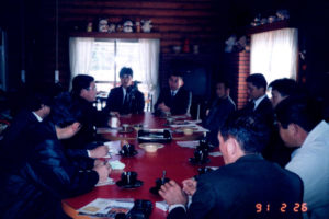 伊賀の里モクモク手づくりファームにて、役員から説明を受ける（1991年2月）