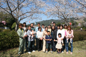 ４人の生産者とその家族の絆